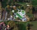 Bild: Bernd Georgi
Das Nichtschwimmer-Areal (die zwei Becken rechts) sind schon saniert, auch das große Schwimmerbecken mit der angebauten Wärmehalle. Das Springerbecken (links) steht im kommenden Jahr an, genau wie die Erweiterung des Spiel- und Sportbereichs (weiße Fläche oben rechts im Bild) sowie die Wege zur Wärmehalle und zu den Liegewiesen.