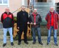 Bild: njn
Von Fanclub-Vorsitzendem Andreas Wittmann (Zweiter von rechts) nahm Pfarrer Martin Besold (Zweiter von links) die Spende für den "Kleinen Dienst" entgegen. Mit auf dem Bild Fanclub-Kassier Klaus Weigl (links) und Zweiter Vorsitzender Franz Bauer (rechts).