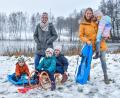 Bild: Florian Miedl/fph
Franziska Pöhlmann mit Benno, Matti und Greta sowie Melanie Scholz mit Pauline (von links) genießen die alte und neue Heimat Fichtelgebirge.