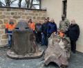 Bild: mor
Heimatvereinsvorsitzende Angela Biersack (rechts) dankt Oberst Kevin Poole und den Helfern der Stadt, Bundeswehr und der US-Armee für den Transport und das Aufstellen einer Bunkerkleinstglocke und weiterer Exponate der Westwall-Testbunkeranlagen im Museumshof.