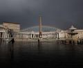 Archivbild: Alessandra Tarantino/dpa
Ein Regenbogen leuchtet über dem leeren Petersplatz im Vatikan.