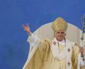 Archivbild: Boris Roessler/dpa
Papst Benedikt XVI. winkt während der Messe auf dem Islinger Feld in Regensburg den Massen zu.