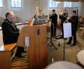 Bild: le
(Von links) Harald Bäumler an der Orgel, Sohn Andreas sowie Jakob Reichl, Stefan Bodensteiner (Trompete) und Georg Bäumler (Pauken) bieten den Kirchenbesuchern einen musikalischen Hochgenuss als Auftakt in das Flosser Jubiläumsjahr.