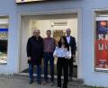Bild: ero
Hans-Werner Pilhofer (Zweiter von links) mit Gewinnerin Ashante Roach, eingerahmt von den Vertretern des Lions-Clubs, Dr. Armin Rüger (links) und Jürgen Schleicher.