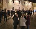Bild: mas
Auch in Neustadt/WN lassen viele Menschen das Jahr 2022 gemeinsam ausklingen. Nach der Messe in der Pfarrei St. Georg luden die Ministranten am Kirchplatz zu einem Glas Sekt ein.