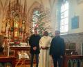 Bild: amö
Kirchenpfleger Michael Brandl (rechts) und KLJB Vorsitzender Thomas Ebner übergeben den Scheck an Pfarrvikar Emmanuel