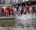 Bild: bkr
In Immenreuth haben sich auch heuer wieder an Neujahr Unerschrockene ins kalte Wasser gestürzt.