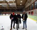 Bild: Alexandra Keller, Bildrechte: Ehrenamtsbörse.Tirschenreuth
Der Eisstockgruppe der Selbsthilfegruppe Behinderte und Nichtbehinderte konnte die Ehrenamtsbörse mit Delan Hameed (rechts) einen Co-Trainer vermitteln. Über den ehrenamtlichen Mitarbeiter in der Gruppe freuen sich auf dem Bild Leiter Reiner Joas und Christina Ponader von der Ehrenamtsbörse.