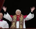 Bild: Claudio Onorati/epa/dpa
Papst Benedikt XVI steht nach seiner Wahl 2005 auf dem Balkon des Petersdoms.