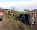 Bild: Alexander Laube
Auf Höhe Straßhof fuhr der Fahrer mit seinem Sattelzug nach rechts von der Fahrbahn die Böschung hinab. Der Lastwagen kippte zur Seite und musste im Laufe des Montagabends mit einem Kran geborgen werden.