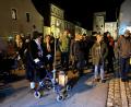 Bild: rha
Interessiert lauschen die Teilnehmer an der Stadtführung den Berichten von Nachtwächter Josef Eierer alias Tschung. Am Weihertor in der Herrengasse geht es unter anderem um Pflegschloss, Stolpersteine und Spione.