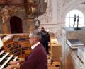 Bild: pz
Andreas Wimmer am großen Orgelspieltisch in der Basilika, im Hintergrund Trompeter Xaver Maria Himpsl.