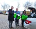 Archivbild: whü
Diakon Klaus Lobenhofer (links) half auch bei der jährlichen Weihnachtspäckchenaktion von Dolores Longares-Bäumler und Heidi Lauterbach mit.
