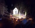 Bild: Jürgen Dolles/exb
Nach einer Fackelwanderung fand wieder eine Andacht in der Gommelbergkapelle in Pleußen statt. Im Anschluss gab es Getränke und Snacks.