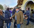 Bild: rdh
Eine Station hatte die Blaskapelle Thanhausen bei Bürgermeister Alfred Stier (Mitte).