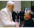 Archivbild: Bialas/exb
Begrüßung bei einem der vielen Besuche bei Papst Benedikt XVI., der hier leicht erhöht steht. Pater Martin Bialas (rechts) kannte den am 31. Dezember 2022 verstorbenen Kirchenführer seit 50 Jahren persönlich.