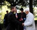 Bild: Thomas Helm
Der Amberger Pfarrer Thomas Helm begegnete 2016 dem emeritierten Papst Benedikt in den Vatikanischen Gärten.