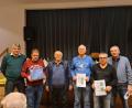 Bild: sne
Zweiter DJK-Vorsitzender Roman Kastl (links) gratuliert den Gewinnern.