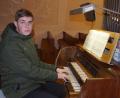 Bild: mmj
Jonas Prögler an der Orgel in der Weidinger Pfarrkirche St. Nikolaus.