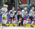Bild: Christian Kaminsky/exb
So jubeln Schlitzohren: Edgars Homjakovs (Dritter von links) stocherte die Scheibe zum zwischenzeitlichen 3:1 kurz vor Ende des zweiten Drittels ins Netz.
