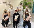Bild: Kliniken Nordoberpfalz, Michael Reindl/exb
Die Neujahrsbabys Maja Charlotte, William und Charlotte (von links) mit ihren Mamas, dazu der kleine Janik im Arm von Dr. Ines Erhardt, Leitende Oberärztin Geburtshilfe (stehend, Mitte). Mit dabei: Britt Schneidwind von der Station 32 (stehend, links) und Hebamme Julia Volkmer.