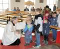 Bild: bjo
Pfarrer Werner Sulzer segnet die Kinder am Neujahrstag.