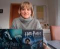 Bild: Kunz
"Harry Potter und der Feuerkelch". Veronica Ellerbeck mit der DVD-Box des Films, bei dem ihr einstiger Gastvater Regie geführt hat.