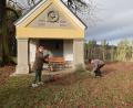 Bild: bsc
Besonders viel Arbeit an der Kriegergedächtniskapelle auf dem Schusterberg gibt es für Angelika und Kurt Schramm jeweils im Herbst.