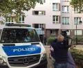 Symbolbild: Paul Zinken
Ein Kameramann und ein Polizeifahrzeug stehen vor einem Haus.