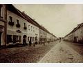Repro: sh
Die Aufnahme vom Beginn des 20. Jahrhunderts zeigt die alte, damals noch gepflasterte Hauptstraße von Schnaittenbach, für deren Benutzung Pflasterzoll bezahlt werden musste.