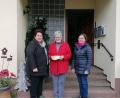 Bild: Frauenbund Münchenreuth/exb
Monika Grötsch, Dr. Annemarie Schraml und Christa Schafleitner (von links) bei der Übergabe der Spende. Sie fließt in ein Schulprojekt in Tansania, das die frühere Chefärztin mit ihrer Aktion fördert.
