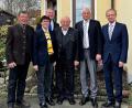 Bild: R. Kreuzer
Hans Lukas (Mitte) freut sich zum 80. Geburtstag auch über die Glückwünsche einer Abordnung des ADAC Weiden um Vorsitzenden Karlheinz Ach (rechts).