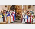 Bild: u
Die Sternsinger sind bis zum Dreikönigstag im Hirschauer Stadtgebiet, in Weiher und in Krickelsdorf von Haus zu Haus unterwegs. Gemeindereferentin Barbara Schlosser hat sie auf ihre Aufgabe vorbereitet, bevor sie von Stadtpfarrer Johann Hofmann ausgesandt wurden.