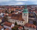 Luftbild: Noah Schott/exb
Die Dreifaltigkeitskirche ist die einzige Kirche in Amberg, die nicht nur einer Pfarrei, sondern einem ganzen Stadtviertel einen Namen gegeben hat.
