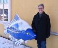 Bild: ubb
Den Europakarpfen bekam Hans Klupp als Abschiedsgeschenk, als er seine Ämter als Vorsitzender der Arge Fisch und beim Fischerzeugerring Bayern niederlegte. Das Prachtexemplar steht vor seinem Haus in Schönficht.