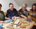 Bild: mas
Tanja Kippes (links) hält regelmäßig Kontakt zur Familie Rydkin. Bei diesen Gelegenheiten serviert Mama Tamara gerne ukrainische Spezialitäten, diesmal Mlyntsi, einen Pfannkuchen, den auch ihr Mann Leonid und Tochter Hanna gerne essen. Sohn Ihor war zum Jahreswechsel in Berlin.