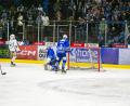 Bild: Christian Kaminsky/exb
Robert Hechtl (links) bejubelt vor den bedröppelt schauenden Fans des SC Riessersee seinen Treffer zum zwischenzeitlichen 1:1.