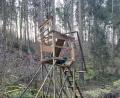 Bild: Polizeiinspektion Amberg/exb
Ein Unbekannter hat diesen Hochsitz in einem Waldstück zwischen Köfering, Haag und Erlheim mit Sprengstoff zerstört.