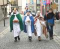Bild: Gabi Schönberger
Quirin (12), Jonas (11), David (10) und Konstantin (12, von links) gehen in der Weidener Innenstadt von Tür zu Tür.