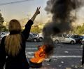 Bild: dpa/AP Photo/Middle East Images
Ein Foto von Anfang Oktober, aufgenommen auf den Straßen von Teheran. Nach dem Tod einer jungen Frau in Polizeigewahrsam brachen im ganzen Land Proteste aus.