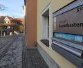 Bild: Wolfgang Steinbacher
Der Kunstkasten in der Schiffgasse. Er hat mittlerweile rund 7000 Euro für soziale Zwecke erwirtschaftet.