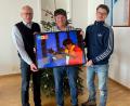 Bild: mma
Bürgermeister Bernhard Lindner überreicht Säm Kraus (von links) sein Portrait als "Mozart" beim 900samma-Spektakel. Festspielleiter Jürgen Huber freut sich mit.