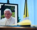 Bild: Annette Riedl/dpa/Archivbild
Das Kondolenzbuch für den verstorbenen emeritierten Papst Benedikt XVI.liegt auf einem Tisch vor einem Bild des Verstorbenen.