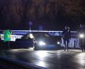 Bild: 5VISION.NEWS /dpa
Einsatzkräfte begutachten ein Auto, das nach einem Unfall auf der A643 bei Mainz steht. Es handelt sich dabei um das mutmaßliche Fluchtauto, mit dem Unbekannte nach einer Geldautomatensprengung in Hofheim-Diedenbergen (Hessen) entkommen waren. Sie waren zunächst weiter flüchtig.