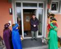 Bild: gz
Der erste Halt der Sternsinger war im Pfarrhof bei Pfarrer Erwin Bauer.
