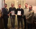 Bild: Michael Wiendl/exb
Martin Birner, Josef Wiendl und Christian Läpple freuen sich mit Markus Leschinski und Manfred Grund (Zweiter und Dritter von links), die für langjährige Betriebszugehörigkeit ausgezeichnet wurden.
