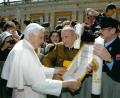 Archivbild: Josef Andree/exb
Ein großer Tag für den Schwandorfer Josefi-Verein: Am 29. März 2006 überreichen Josef Andree (Mitte) und Josef Heisler (rechts) anlässlich einer Generalaudienz auf dem Petersplatz im Vatikan an Papst Benedikt XVI. die Urkunde über die Ehrenmitgliedschaft in dem Traditionsverein.