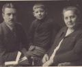 Repro: u
Schneidermeister Anselm Freimuth (links) lädt für den 7. Januar 1946 zur Gründung der Christlich Sozialen Einheit (CSE) in den Fahnensaal des Kommunbrauhauses ein. Mit im Bild Ehefrau Barbara und Sohn Paul, der 1955 seinem Vater als CSU-Ortsvorsitzender nachfolgt, von 1956 bis 1978 dem Stadtrat angehört und von 1960 bis 1972 Hirschaus Zweiter Bürgermeister ist.