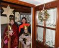 Bild: ads
Kinder und Jugendliche aus der Pfarrei St. Vitus machen sich als Sternsinger auf den Weg von Haus zu Haus, um den Gläubigen den Segen Gottes zu bringen.