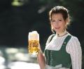 Bild: Bayerischer Brauerbund/exb
Bierkönigin Sarah Jäger aus Schwandorf amtiert seit Mai 2021. Wegen Corona wurde im Folgejahr keine neue Bierkönigin gewählt, Sarah Jäger durfte also ein Jahr länger im Ehrenamt bleiben. Ihre Zeit als Repräsentation des Bayerischen Brauerbundes und des bayerischen Biers endet daher erst im Mai 2023.
